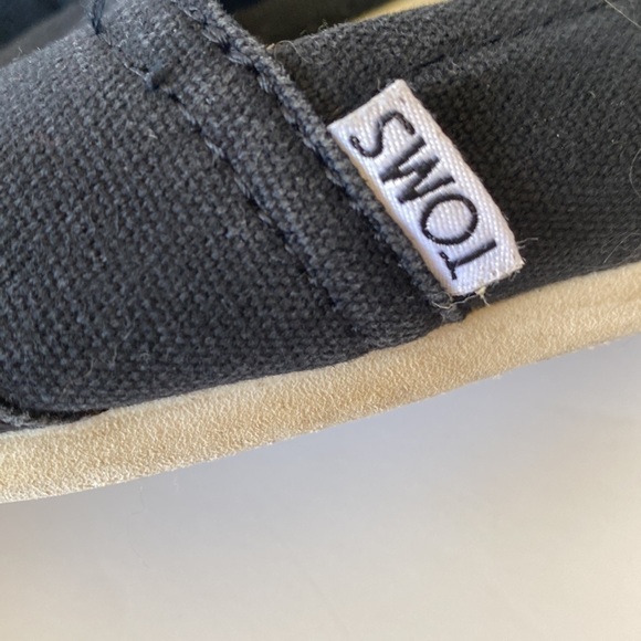 TOMS black classic slip on canvas shoes - Picture 4 of 10